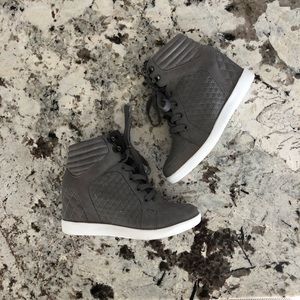 JustFab grey wedge sneaker sz 7